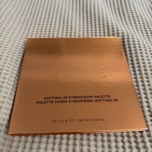 Iconic London Hotting Up Eyeshadow Palette